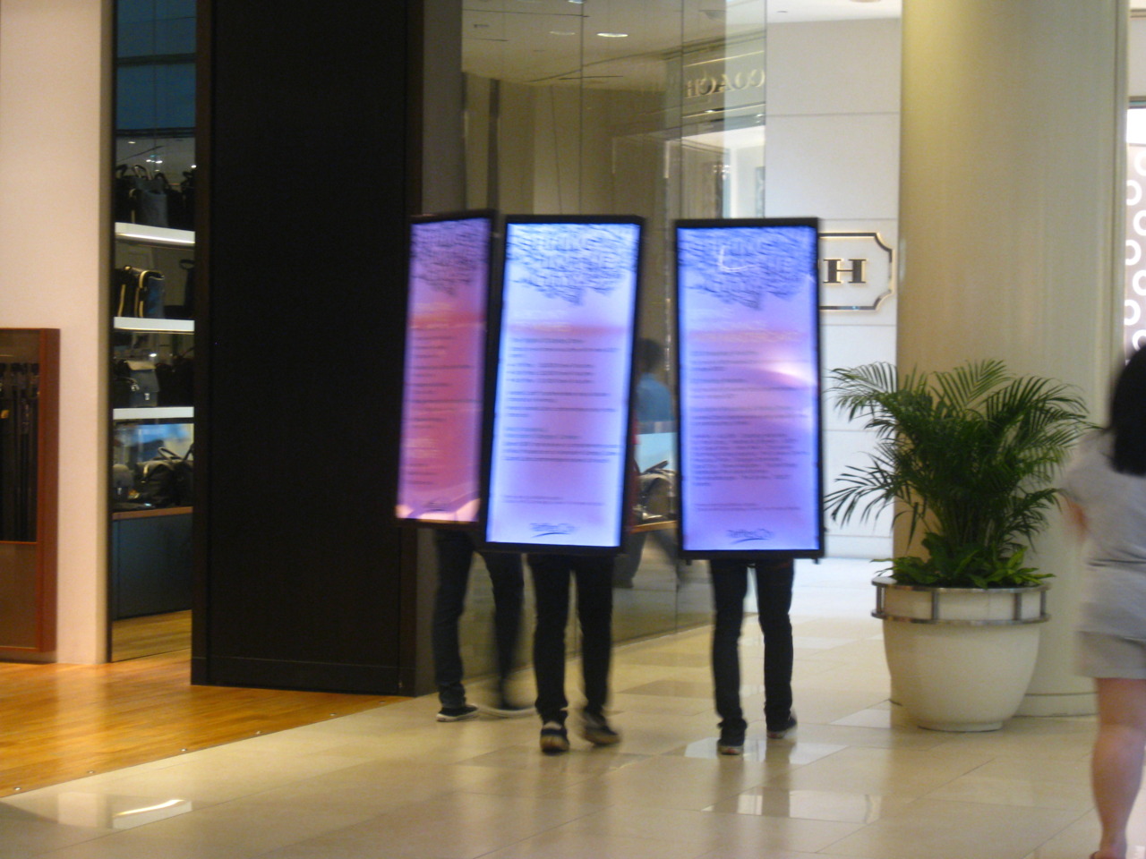 購物中心裡的人力電子看板。